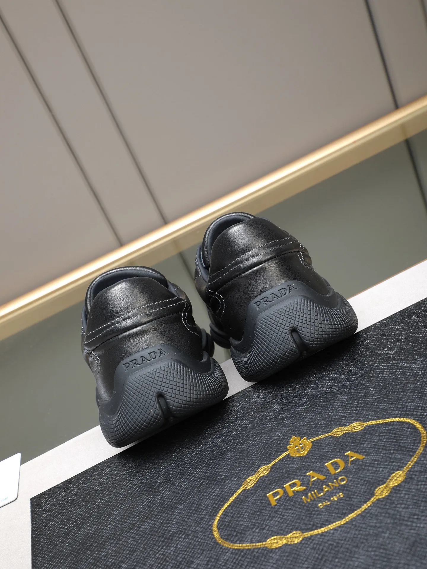 Men's Men's Shoes 💰700 Prada/Prada 1:1 men's casual shoes combine comfort with sophisticated and innovative design. The latest model features a sporty silhouette with visible topstitching that echoes the dynamic lines of the original. Inspired by driving shoes, this sneaker uses a soft and even cow upper, with a light and flexible rubber sole with a concave and convex pattern pattern, giving the sneaker a light appearance and smoothness. The upper is equipped with sports-style stitching, the tongue and laces are injection molded with Epoxy logo, sheep lining and cow foot pads, TPU ultra-light outsole, the upper foot is soft and comfortable, light and breathable! Code:38-39-40-41-42-43-44 (45 customized)